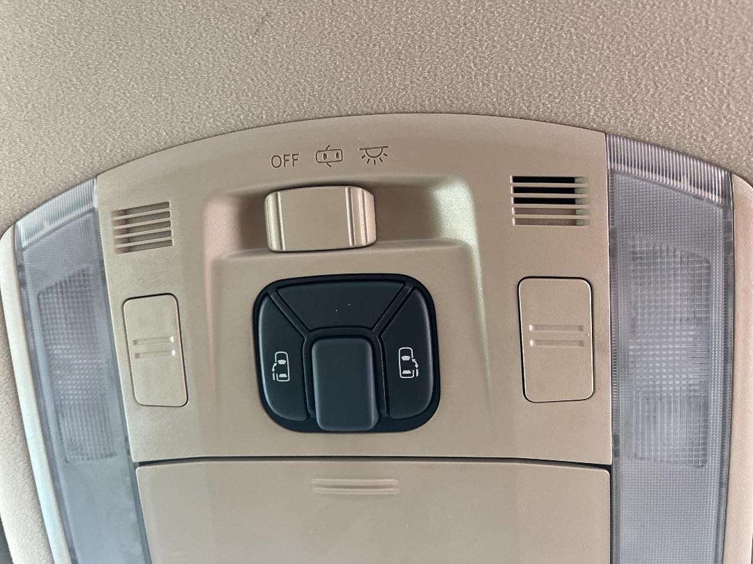 Photo '28' of Toyota Alphard Photo '28' of Toyota Alphard