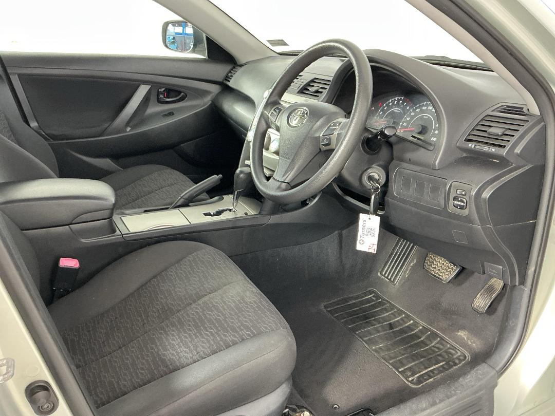 Photo '16' of Toyota Camry