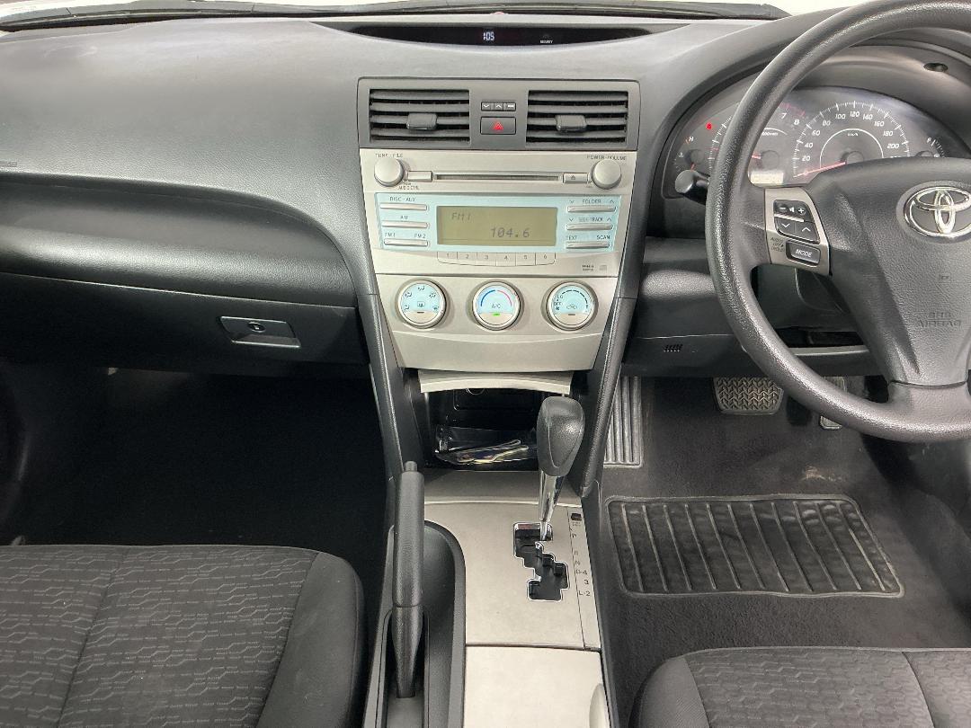 Photo '18' of Toyota Camry