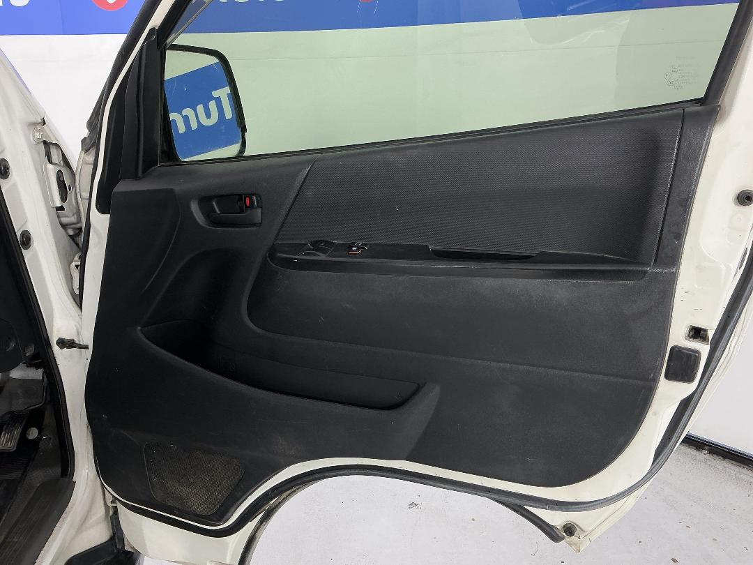 Photo '15' of Toyota Hiace Photo '15' of Toyota Hiace