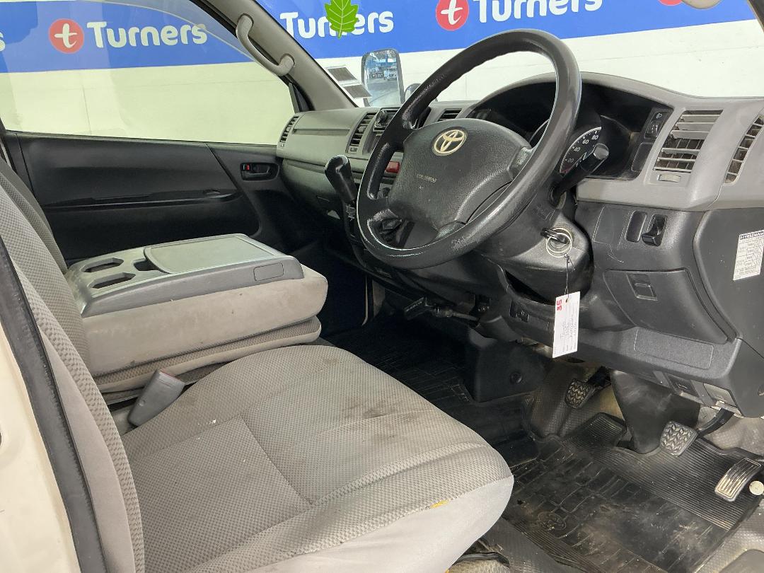 Photo '16' of Toyota Hiace Photo '16' of Toyota Hiace