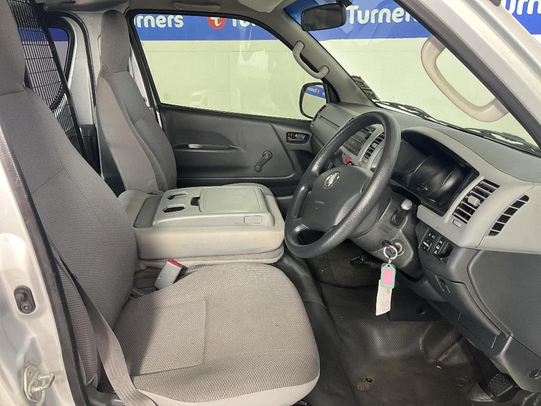 Photo '16' of Toyota Hiace