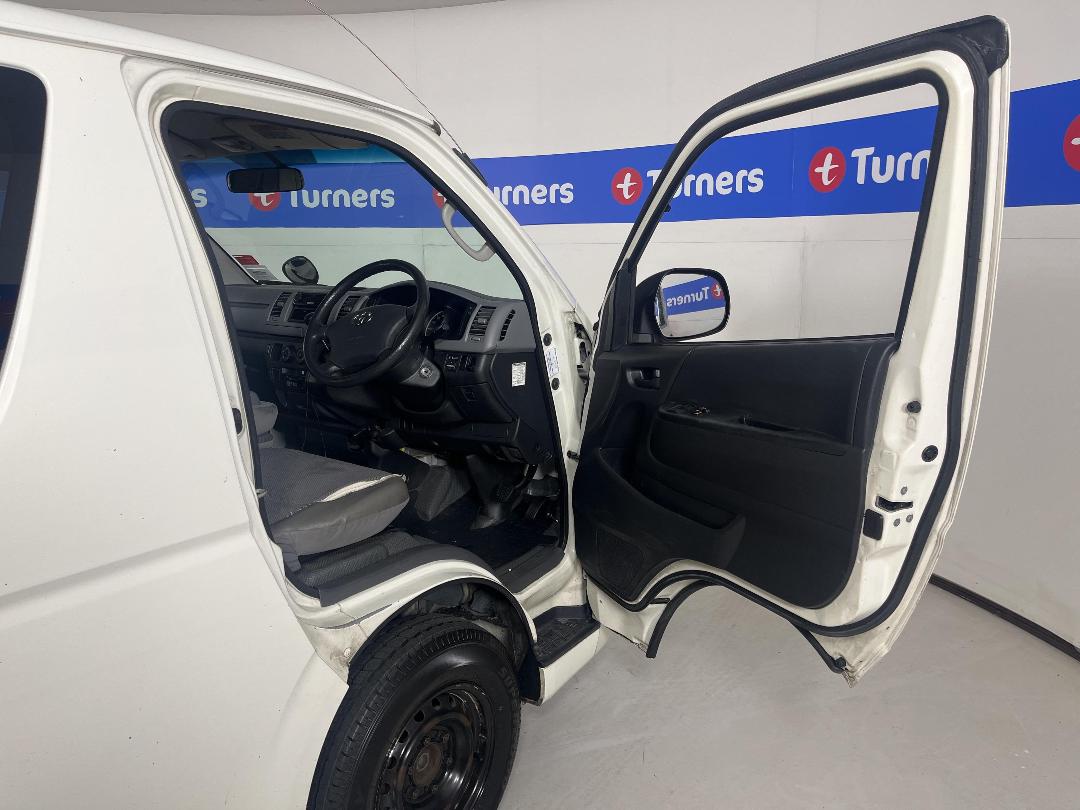 Photo '15' of Toyota Hiace Photo '15' of Toyota Hiace