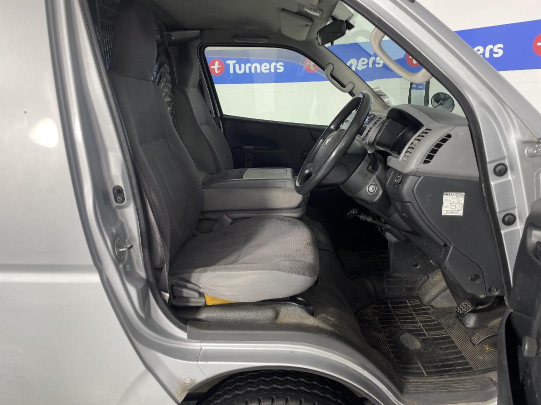 Photo '16' of Toyota Hiace