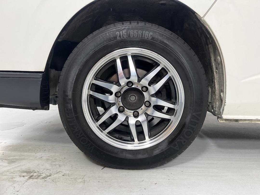 Photo '10' of Toyota Regius Photo '10' of Toyota Regius