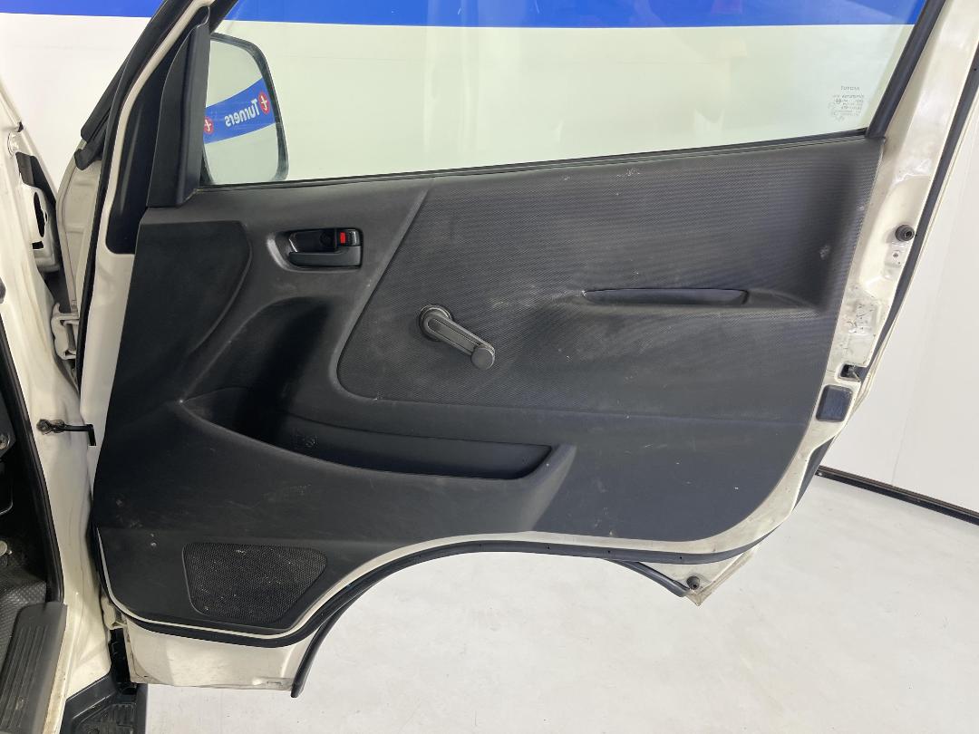 Photo '14' of Toyota Regius Photo '14' of Toyota Regius