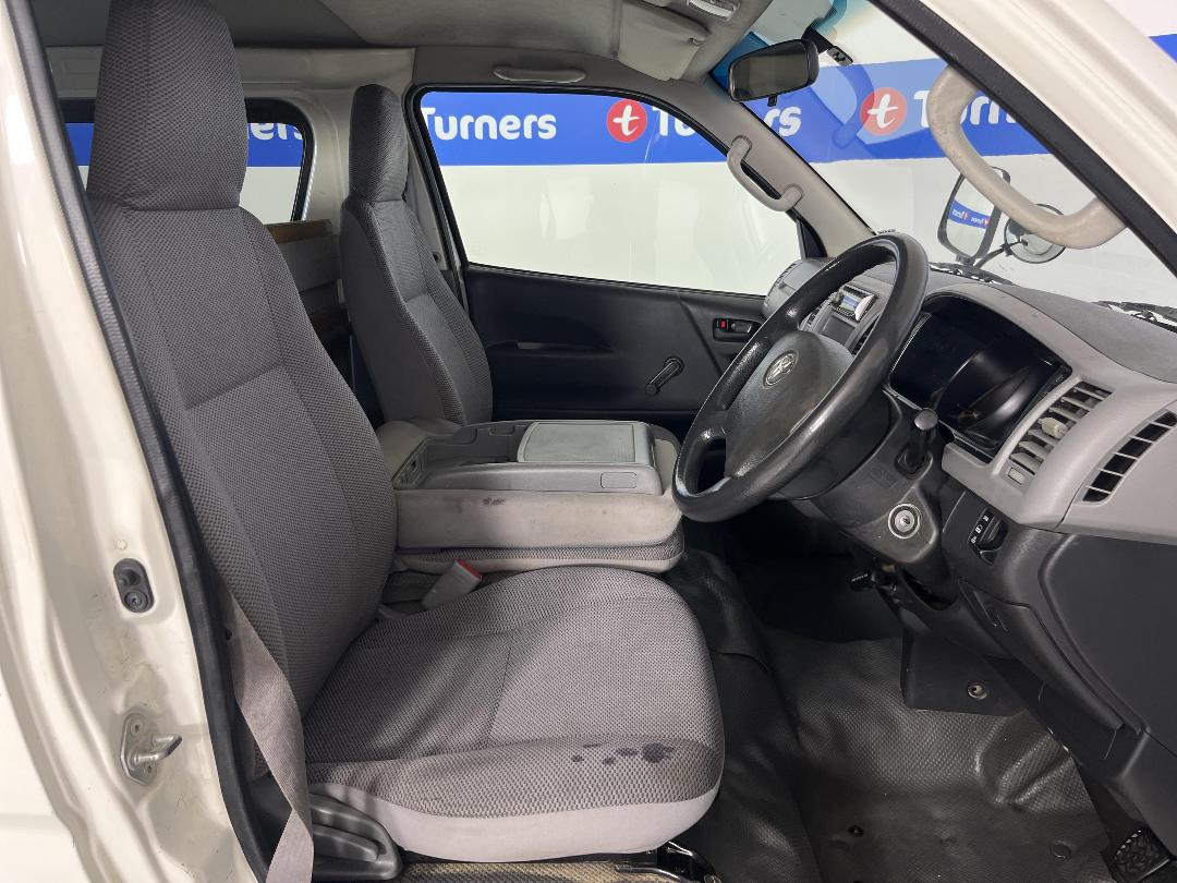 Photo '15' of Toyota Regius Photo '15' of Toyota Regius