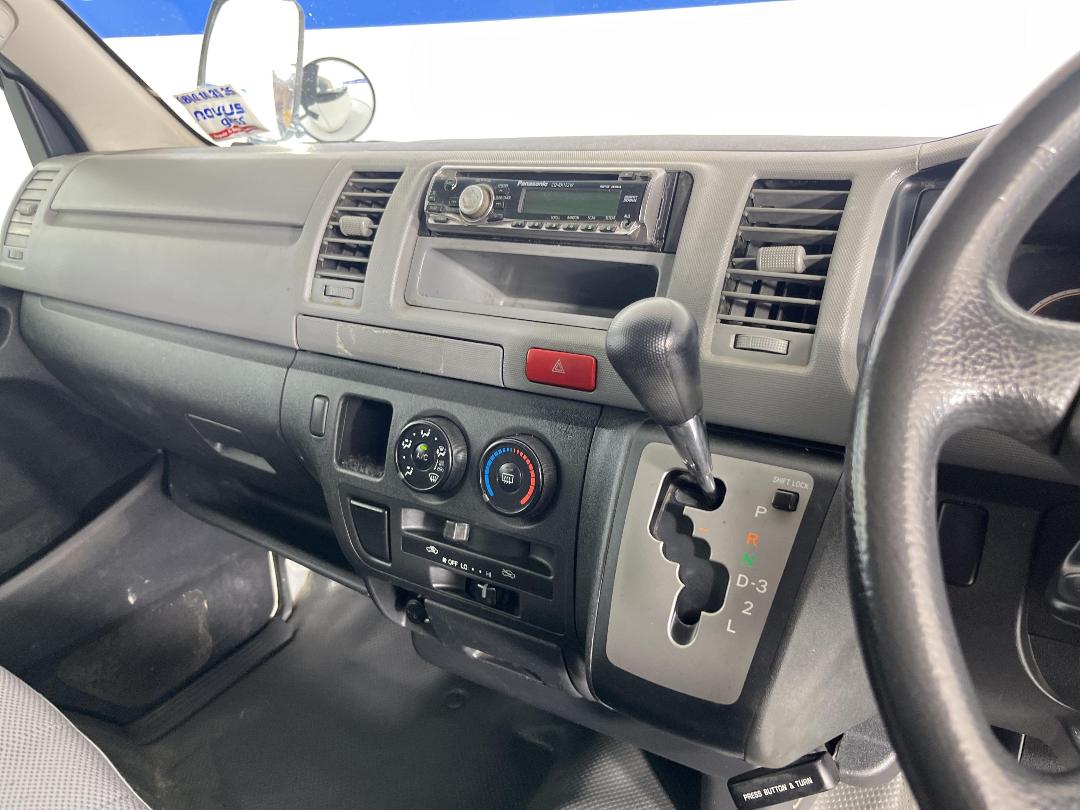 Photo '17' of Toyota Regius Photo '17' of Toyota Regius