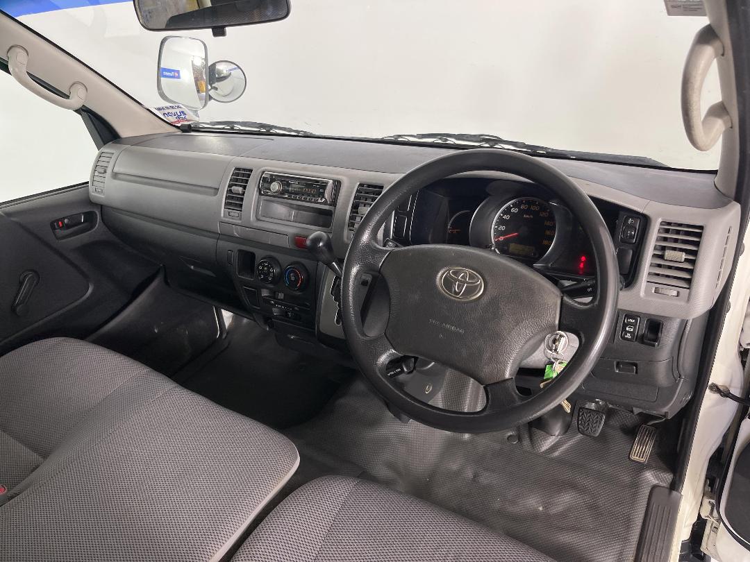 Photo '16' of Toyota Regius Photo '16' of Toyota Regius