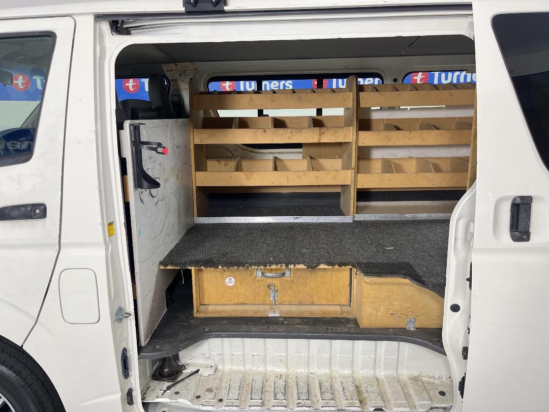 Photo '21' of Toyota Regius Photo '21' of Toyota Regius