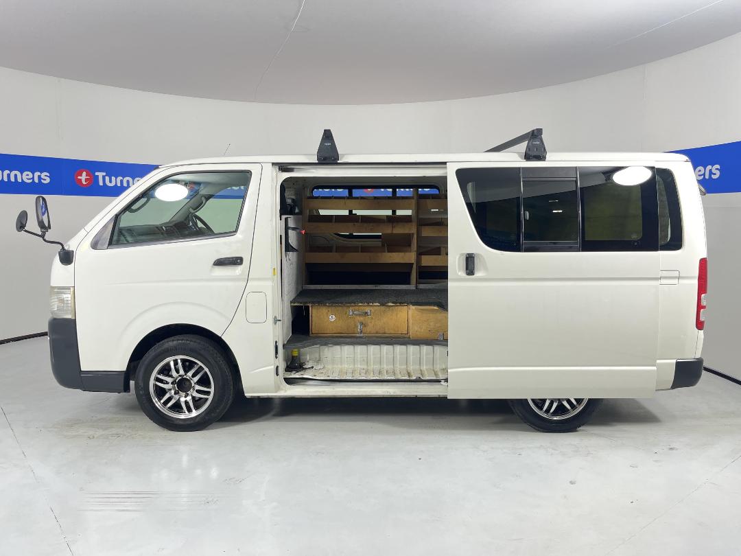 Photo '25' of Toyota Regius Photo '25' of Toyota Regius