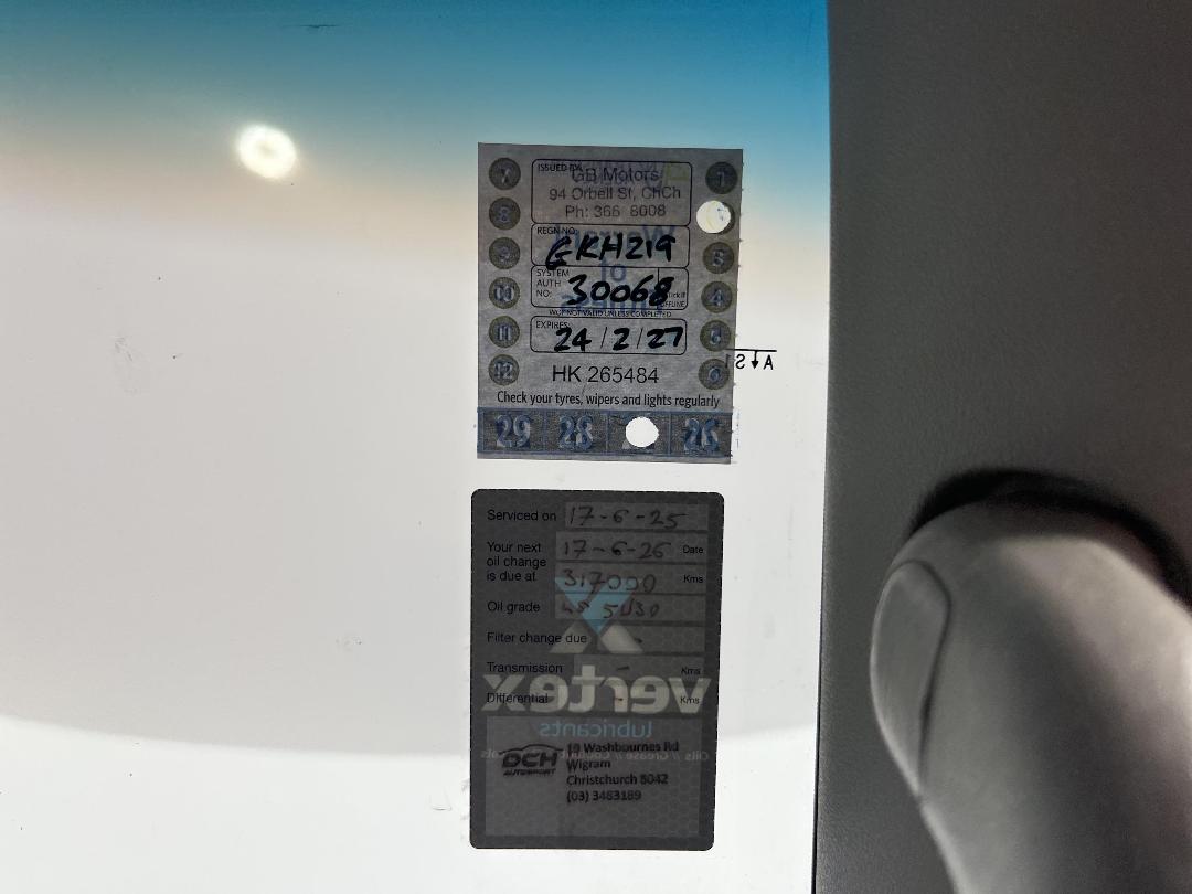 Photo '28' of Toyota Regius Photo '28' of Toyota Regius