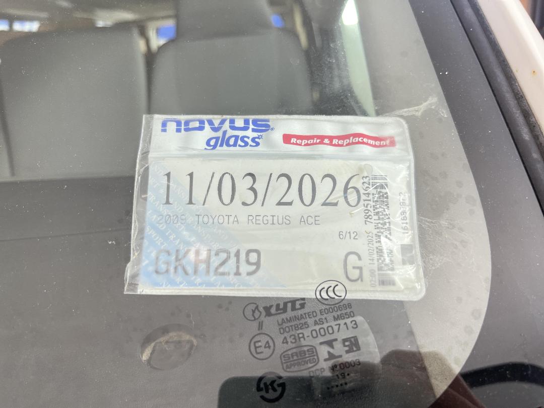 Photo '27' of Toyota Regius Photo '27' of Toyota Regius