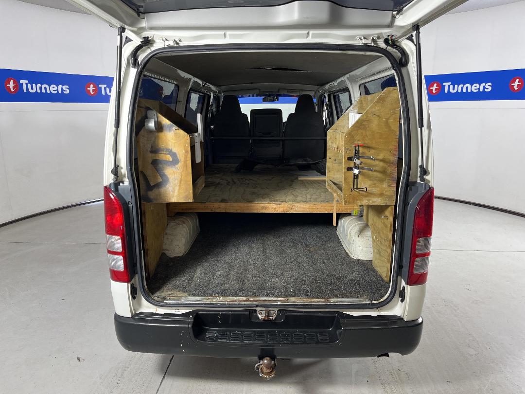 Photo '14' of Toyota Regius Photo '14' of Toyota Regius