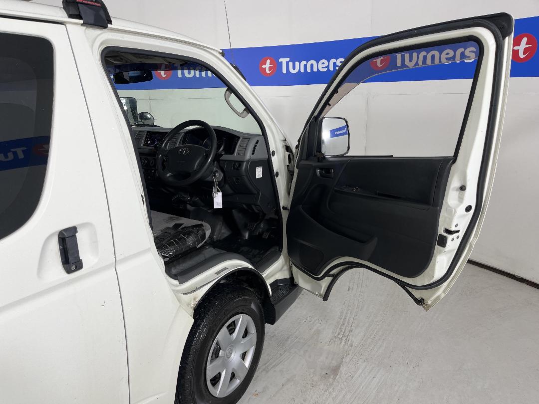 Photo '15' of Toyota Regius Photo '15' of Toyota Regius