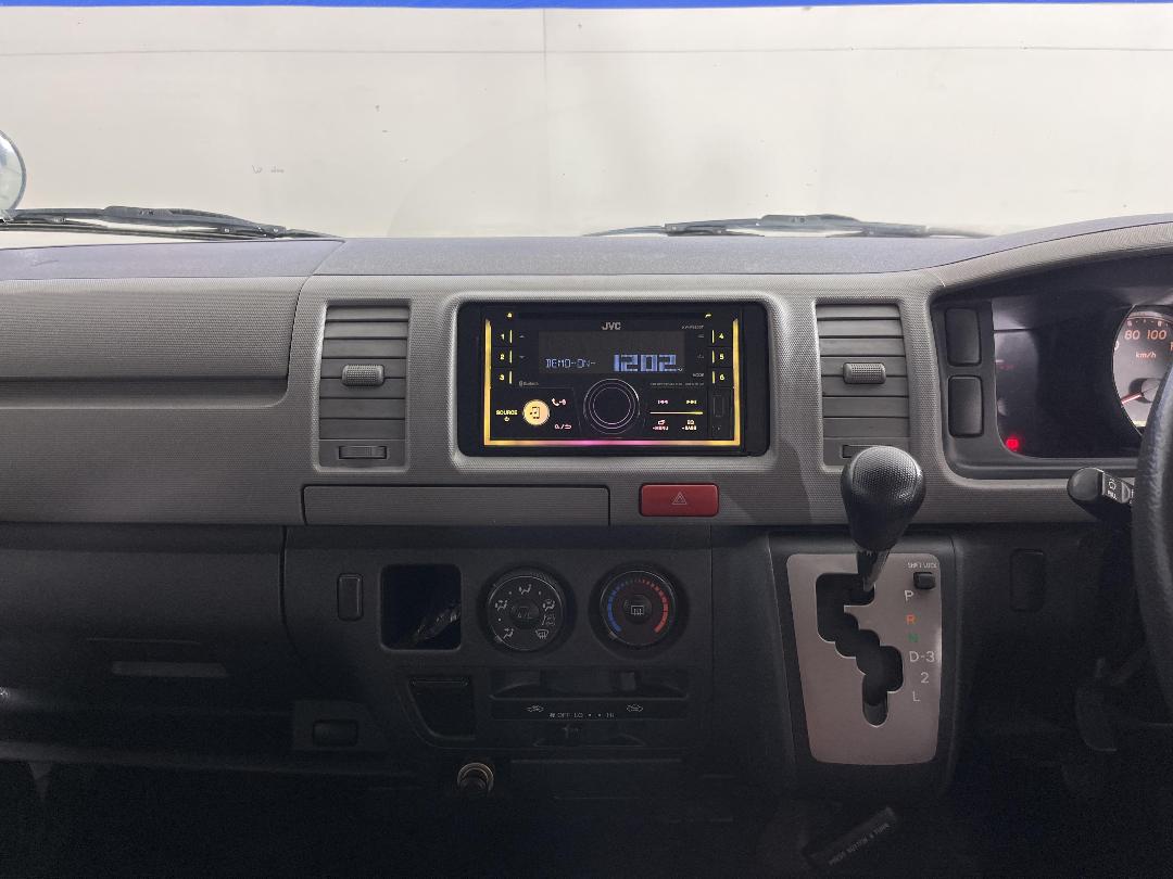 Photo '18' of Toyota Regius Photo '18' of Toyota Regius