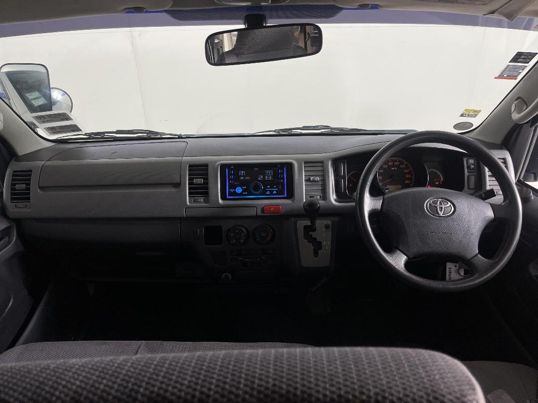 Photo '17' of Toyota Regius Photo '17' of Toyota Regius