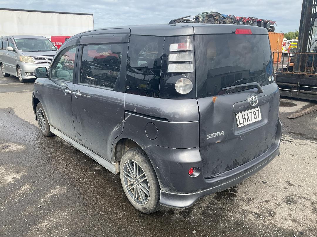 Photo '4' of Toyota Sienta Photo '4' of Toyota Sienta