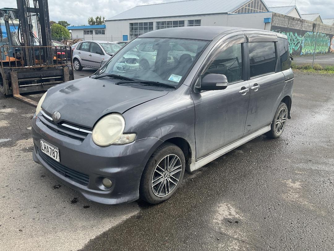 Photo '3' of Toyota Sienta Photo '3' of Toyota Sienta