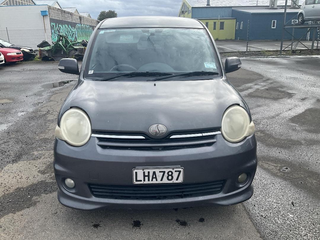 Photo '2' of Toyota Sienta Photo '2' of Toyota Sienta