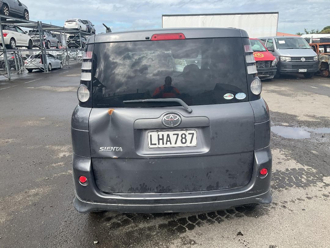 Photo '5' of Toyota Sienta Photo '5' of Toyota Sienta