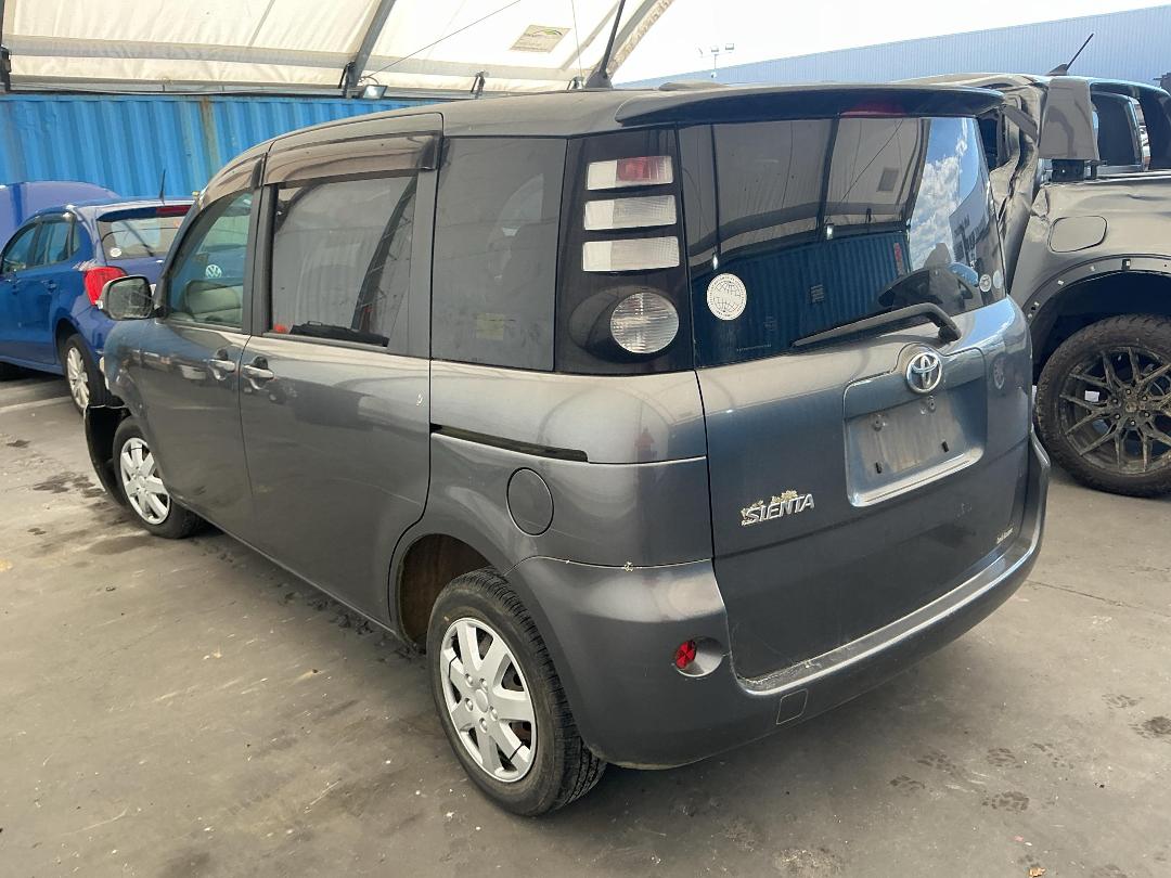 Photo '4' of Toyota Sienta