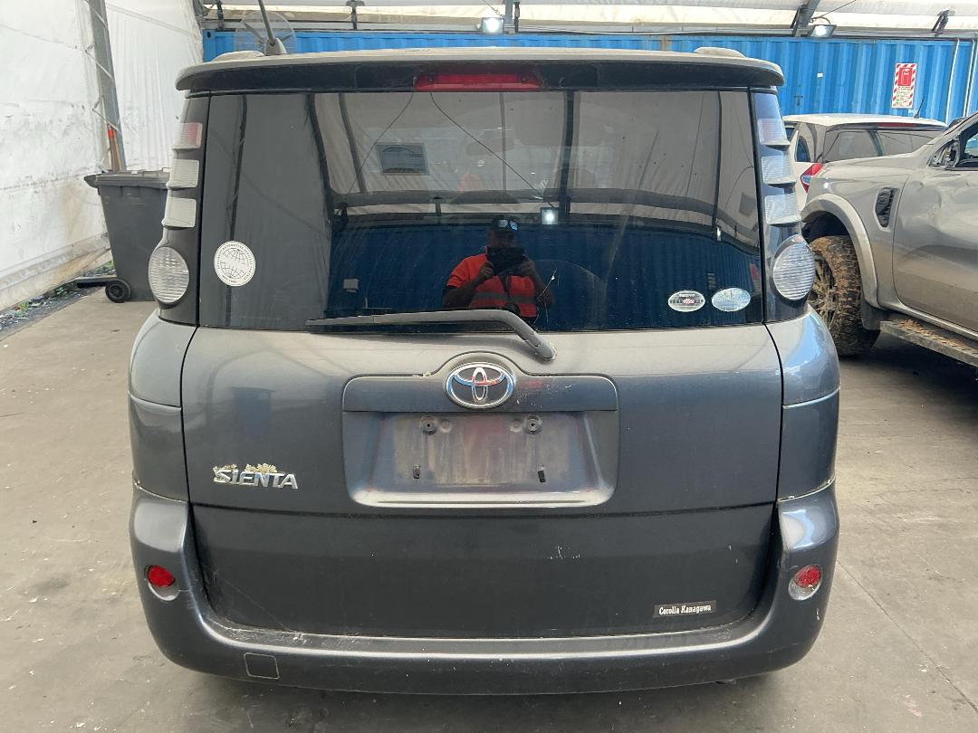 Photo '5' of Toyota Sienta