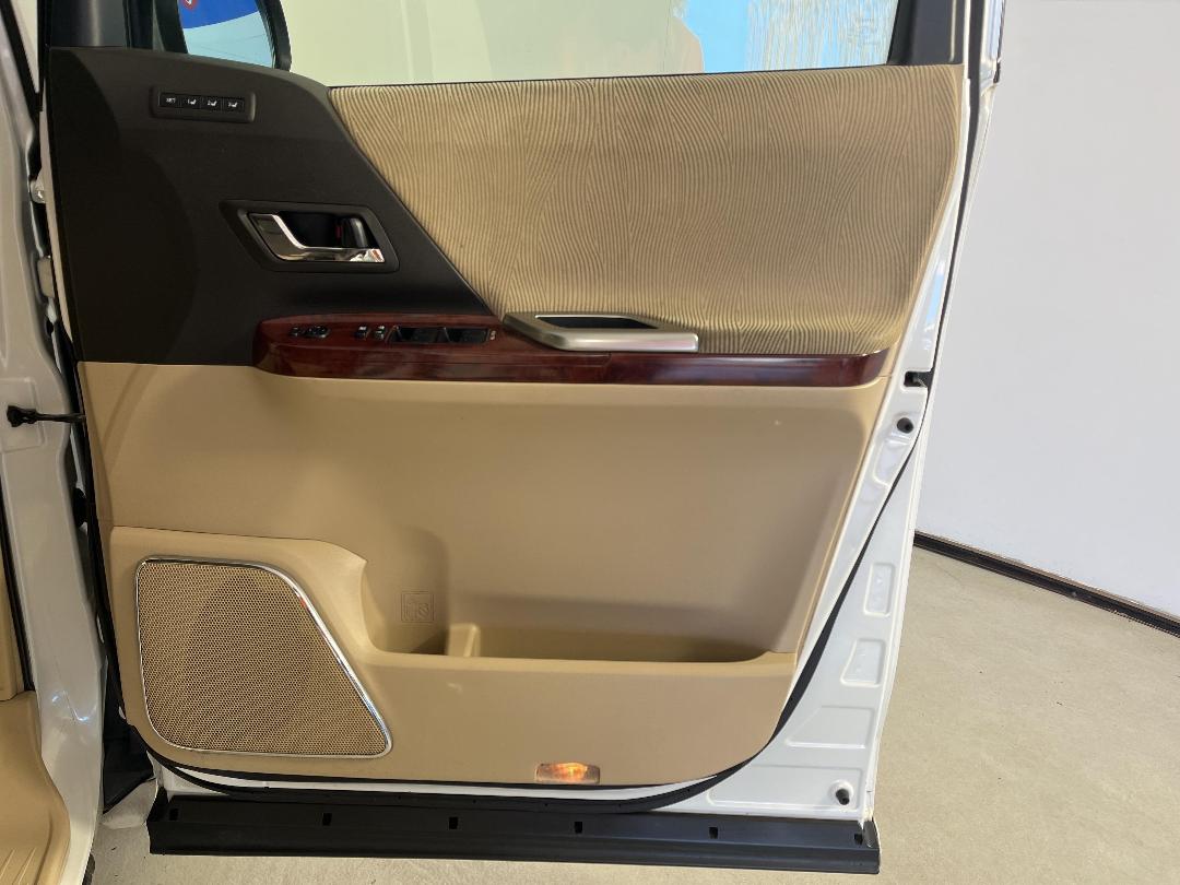 Photo '15' of Toyota Vellfire Photo '15' of Toyota Vellfire