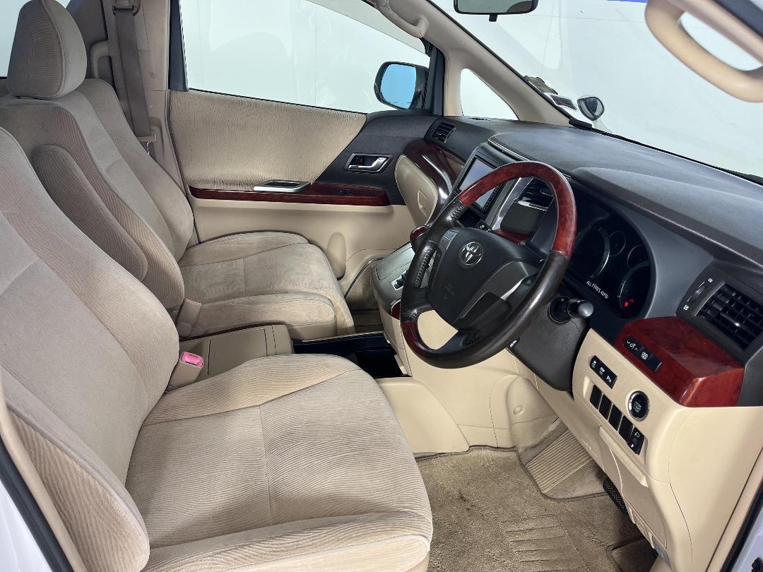 Photo '16' of Toyota Vellfire Photo '16' of Toyota Vellfire