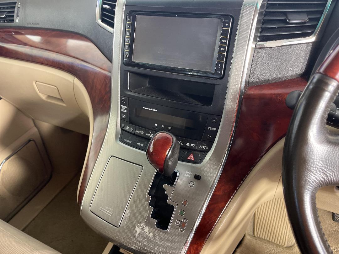 Photo '18' of Toyota Vellfire Photo '18' of Toyota Vellfire