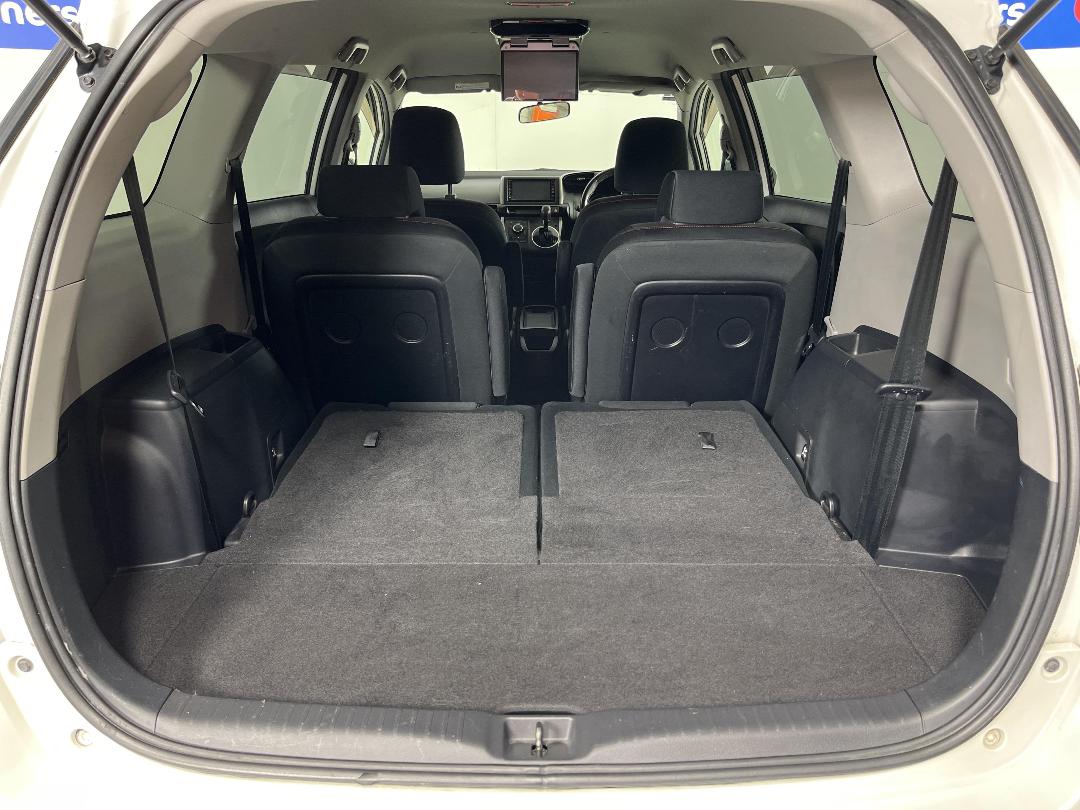 Photo '14' of Toyota Wish