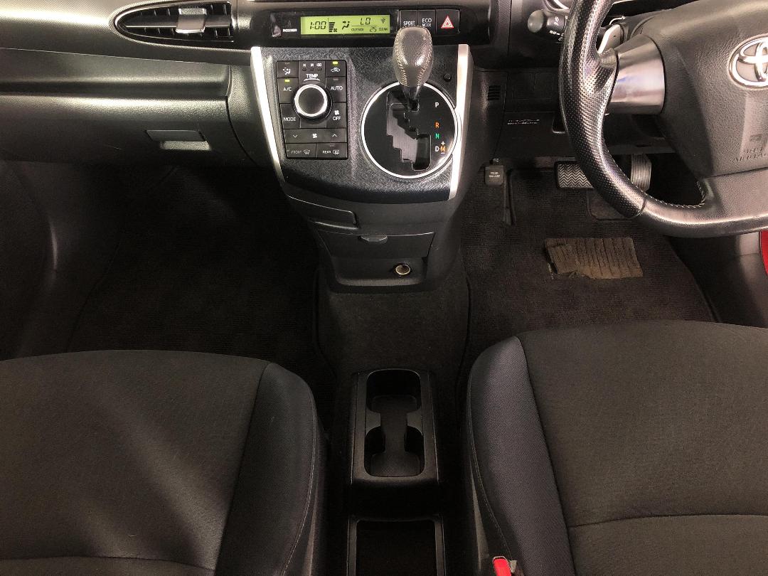 Photo '18' of Toyota Wish Photo '18' of Toyota Wish