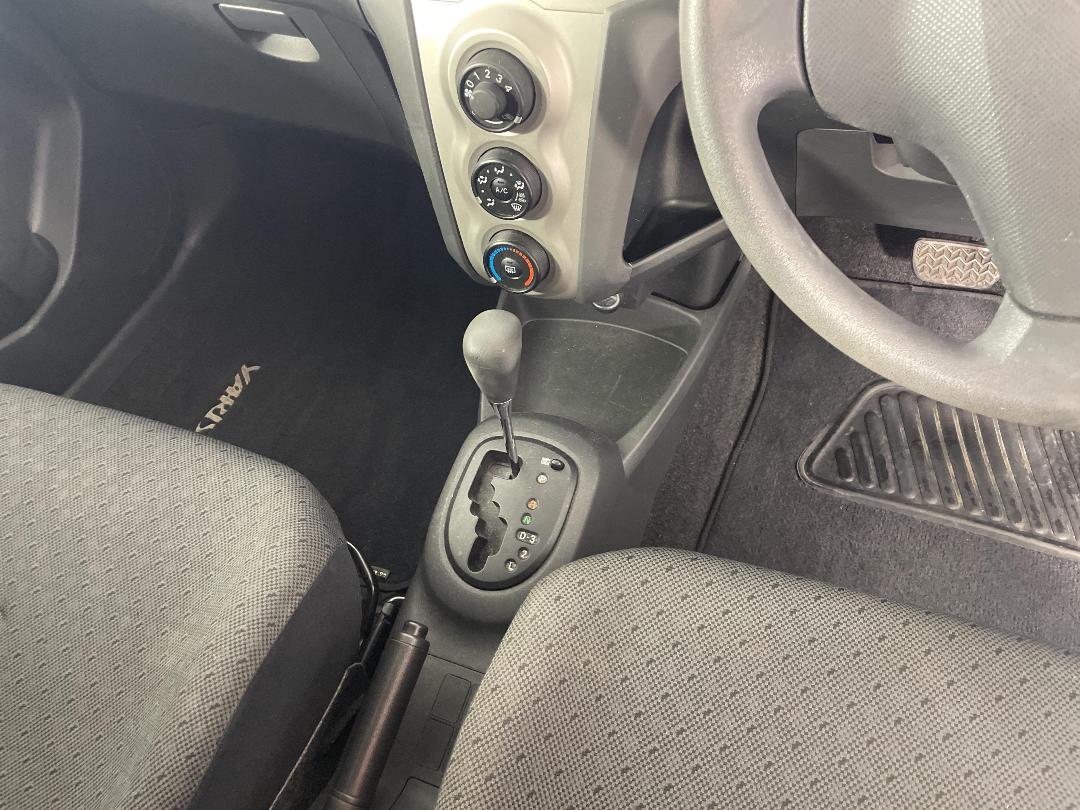 Photo '18' of Toyota Yaris