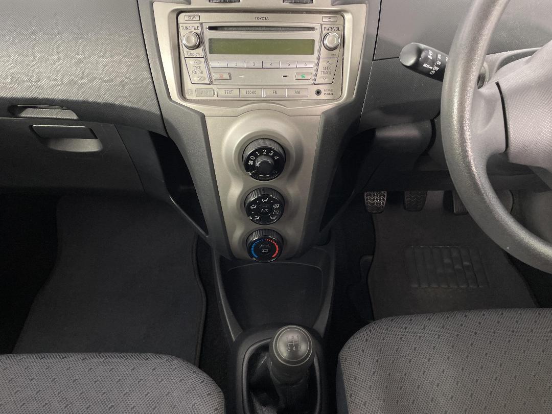 Photo '18' of Toyota Yaris