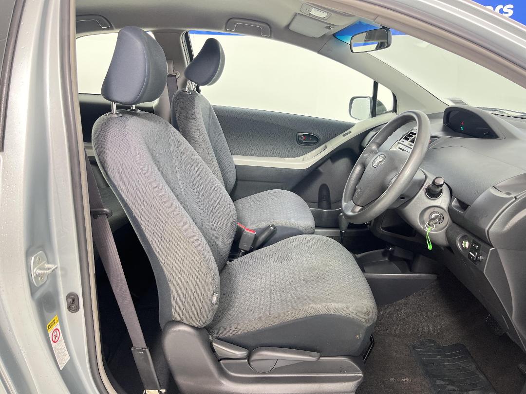 Photo '16' of Toyota Yaris Photo '16' of Toyota Yaris