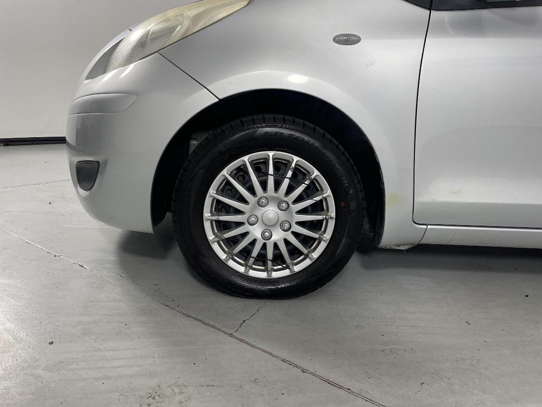 Photo '10' of Toyota Yaris