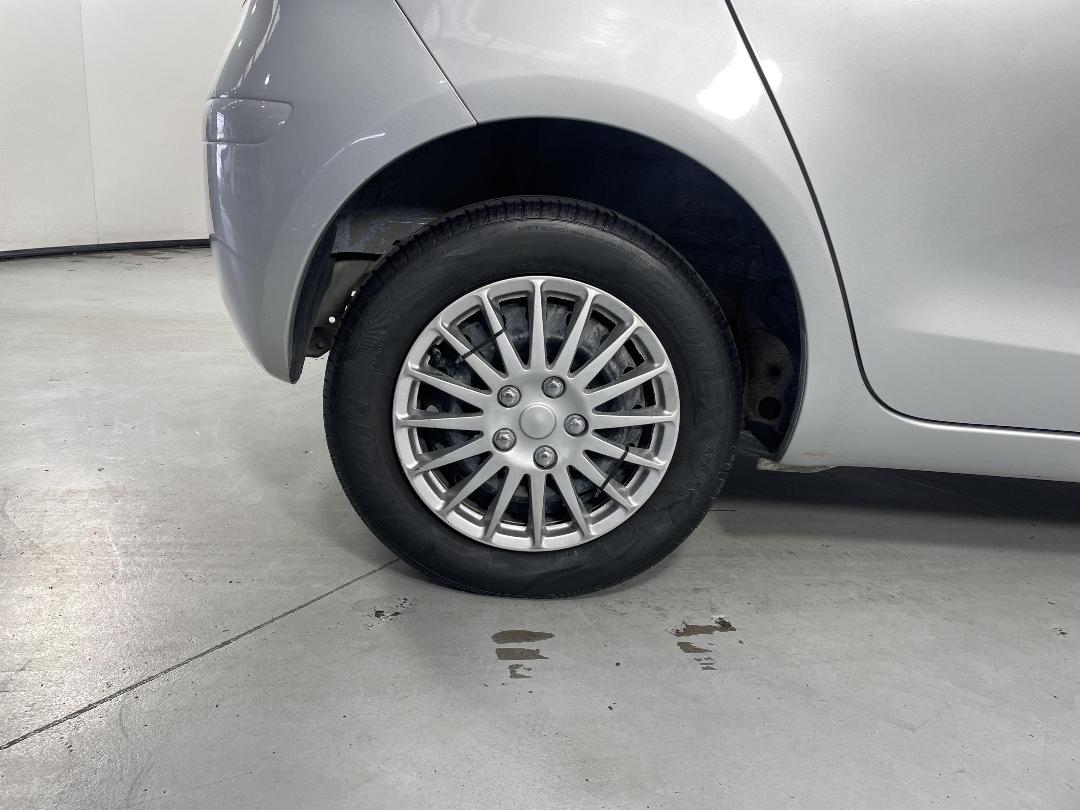 Photo '12' of Toyota Yaris