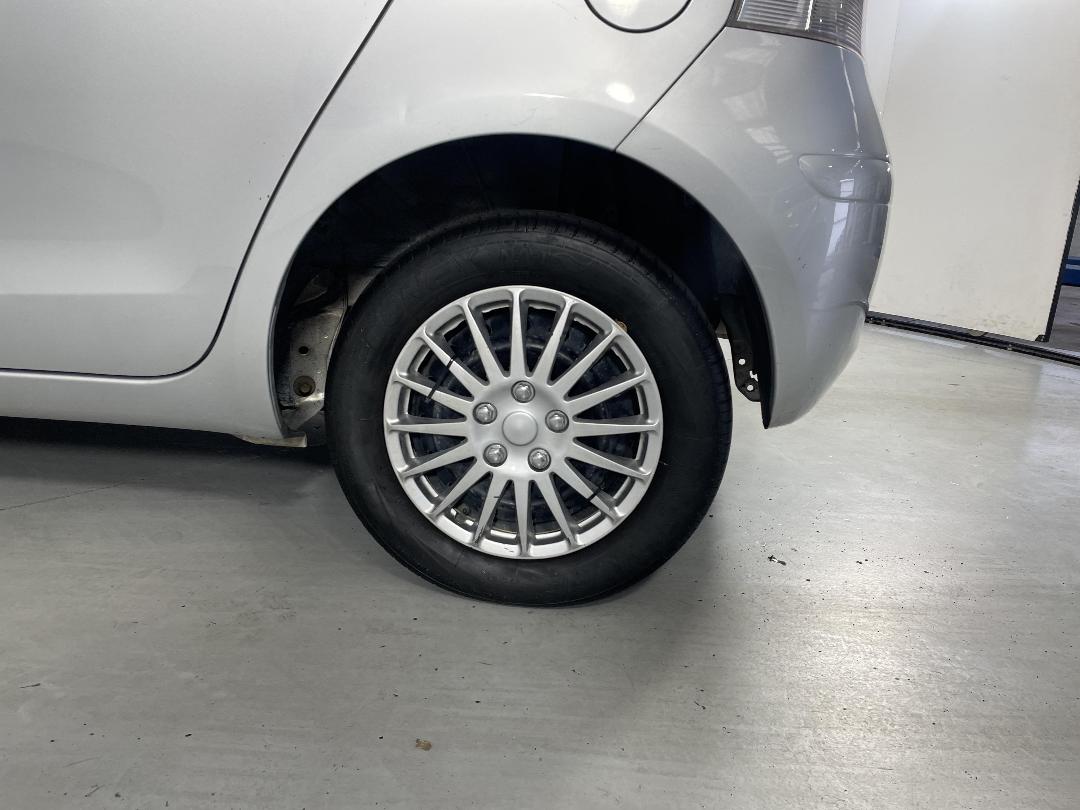 Photo '11' of Toyota Yaris