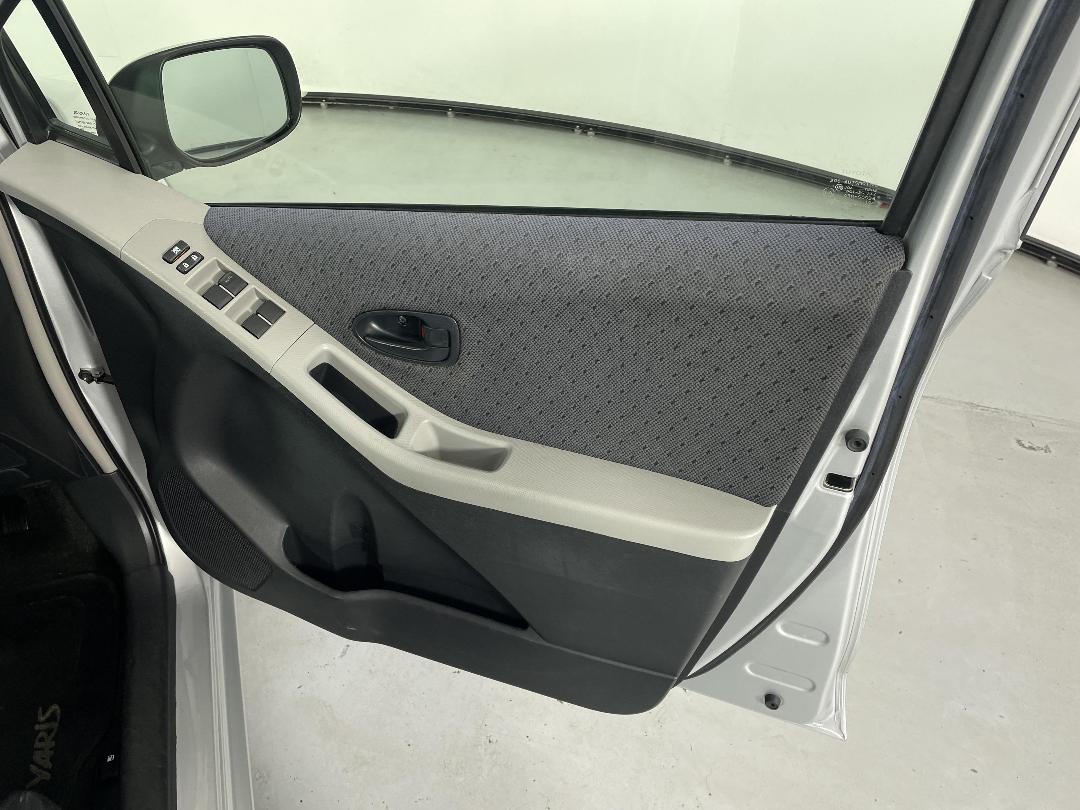 Photo '15' of Toyota Yaris