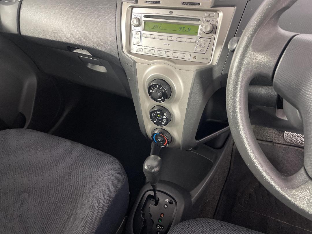 Photo '18' of Toyota Yaris