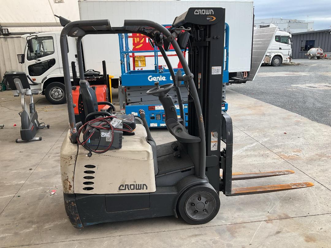 Photo '3' of CROWN SC5215-30 Forklift Photo '3' of CROWN SC5215-30 Forklift