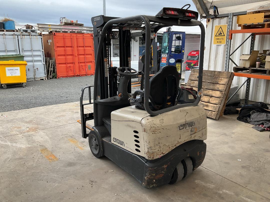 Photo '6' of CROWN SC5215-30 Forklift Photo '6' of CROWN SC5215-30 Forklift
