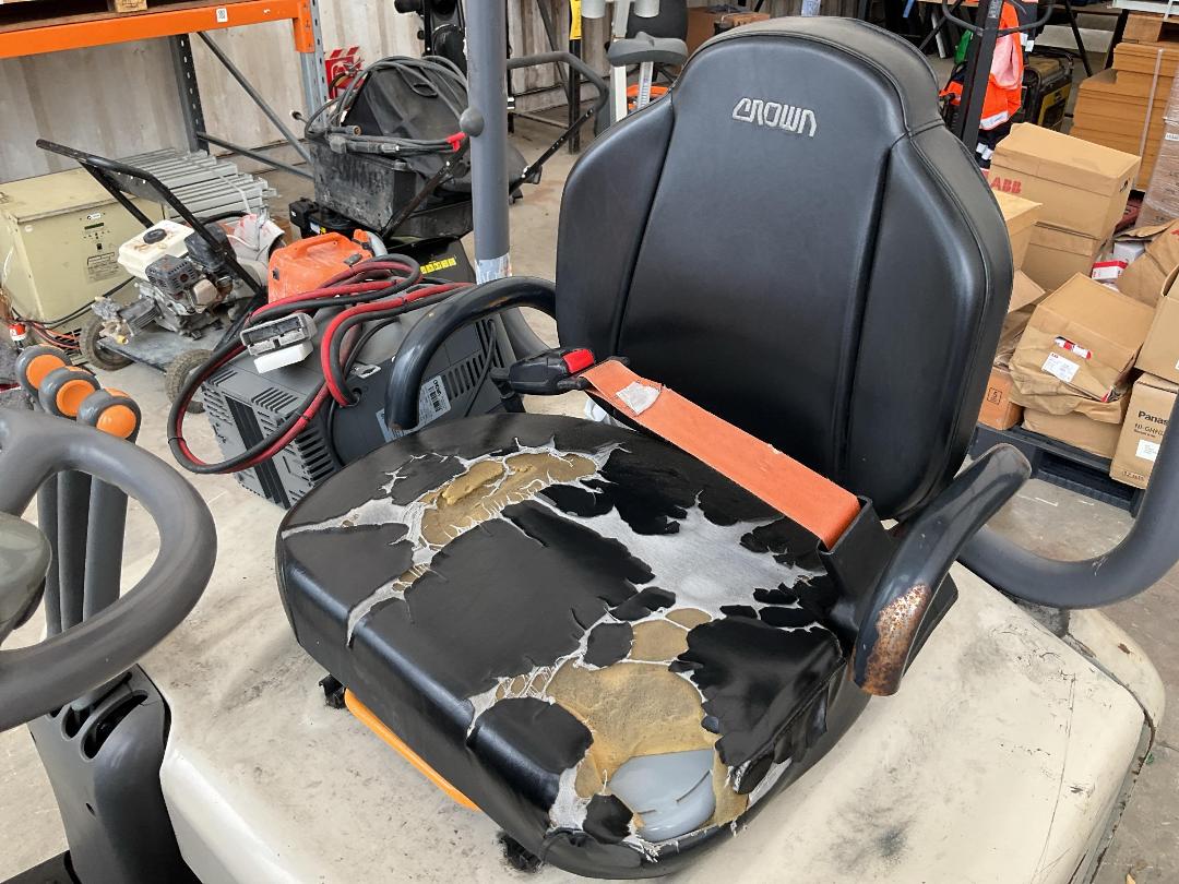 Photo '11' of CROWN SC5215-30 Forklift Photo '11' of CROWN SC5215-30 Forklift