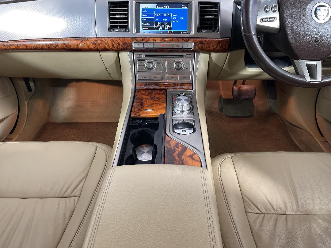 Photo '18' of Jaguar XF