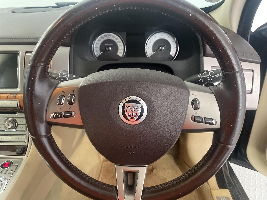 Photo '28' of Jaguar XF