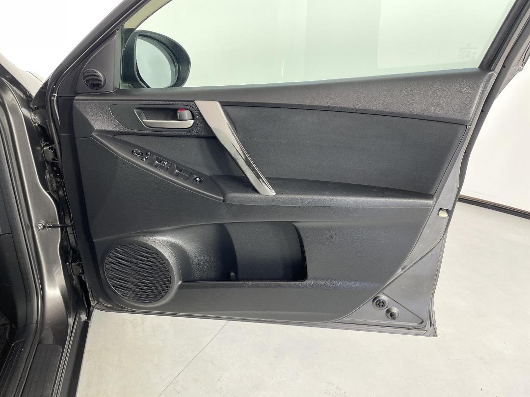 Photo '15' of Mazda Axela