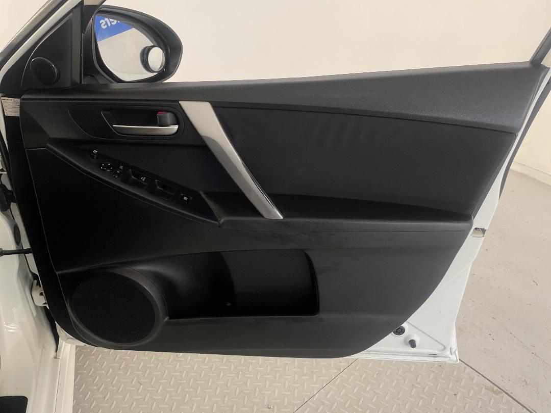 Photo '15' of Mazda Axela Photo '15' of Mazda Axela