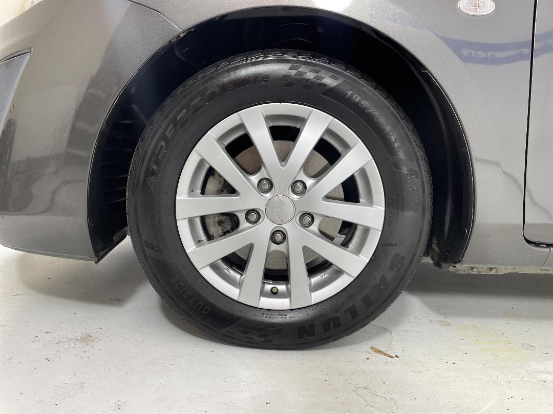 Photo '10' of Mazda Axela