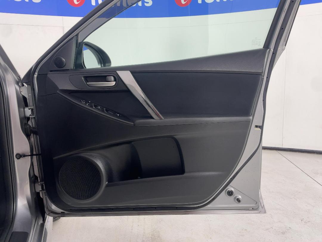 Photo '15' of Mazda Axela