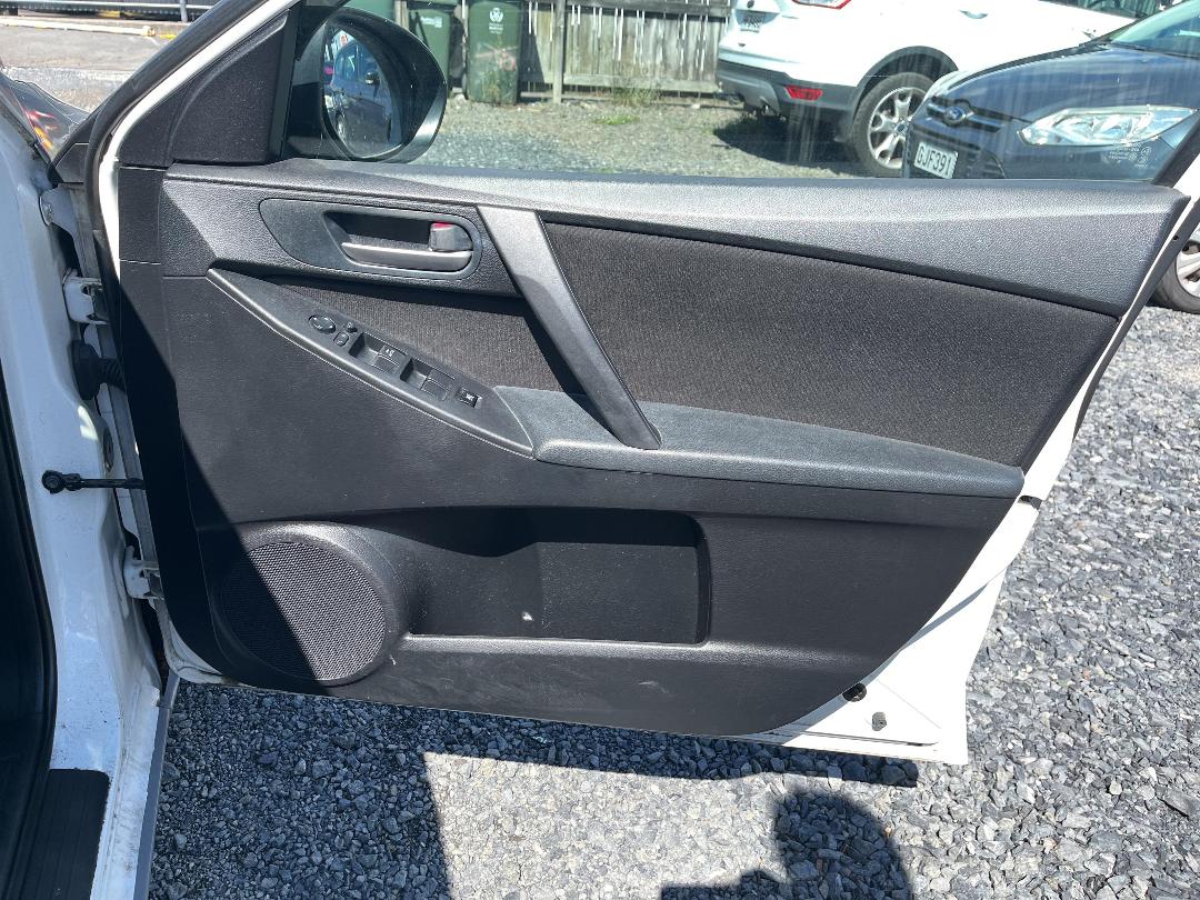 Photo '13' of Mazda Axela Photo '13' of Mazda Axela